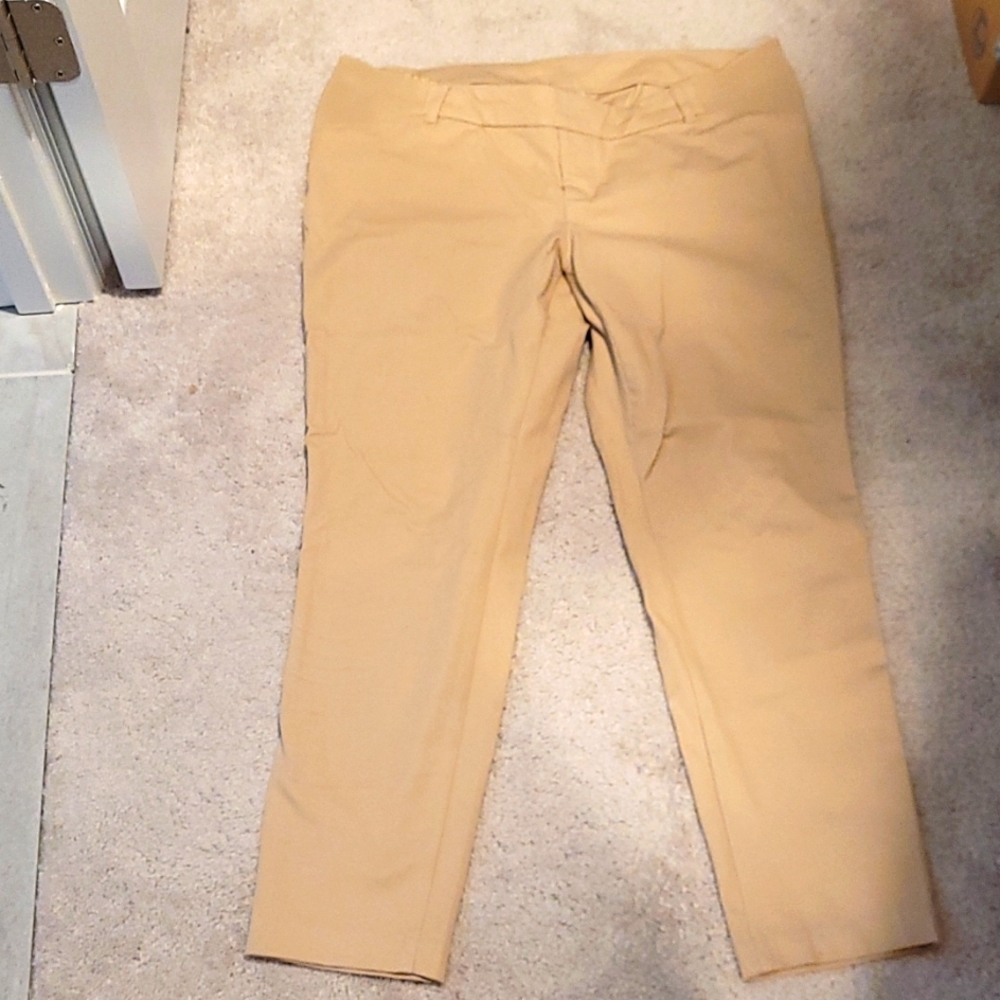 NWOT Old Navy Pixie Maternity Pants -12
